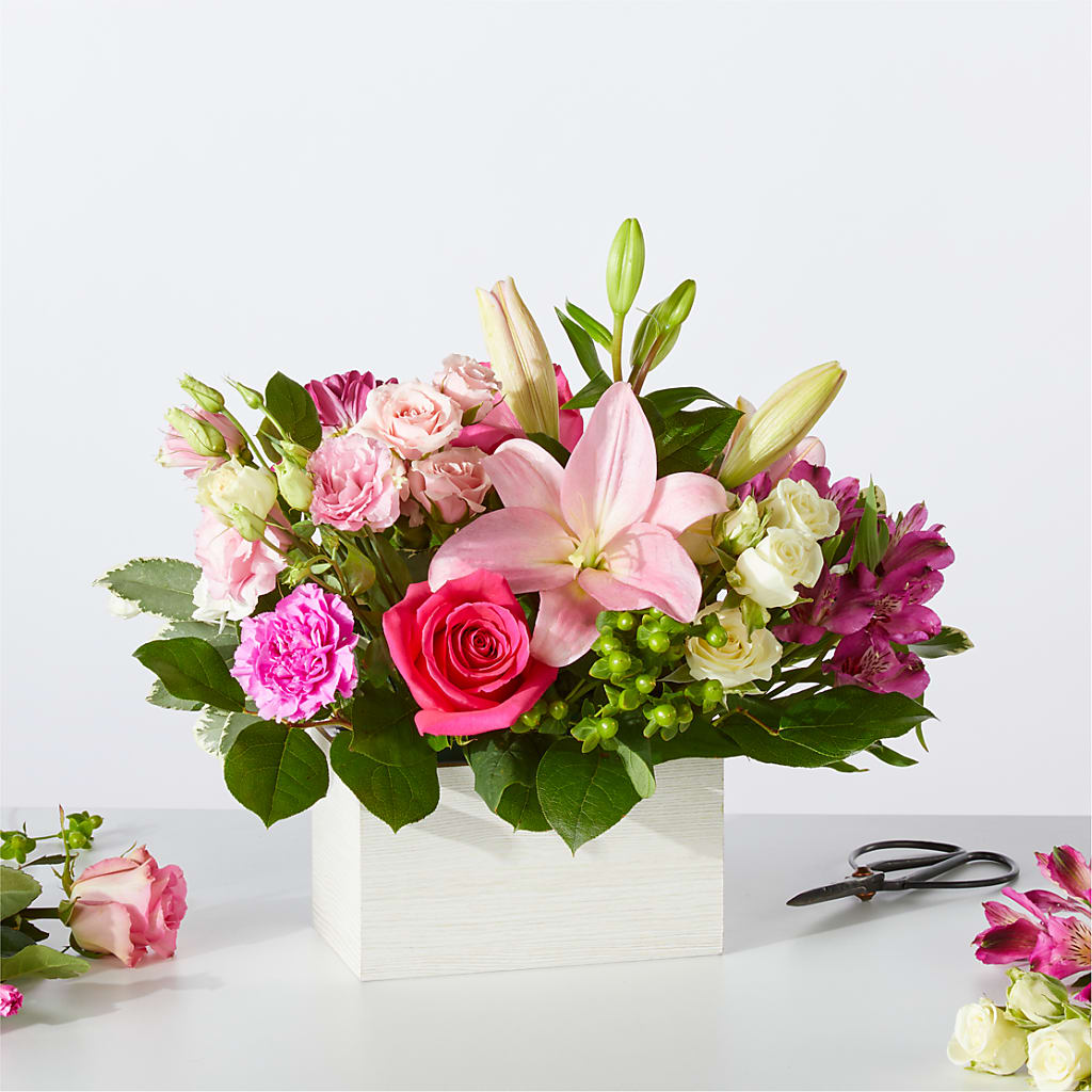 Sweetberry Box – A Florist Original – ELLIOTT'S FLORIST & GIFTS, INC., Appomattox VA