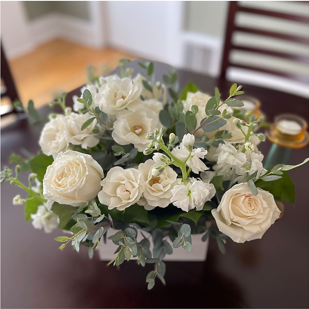 Fresh Linen Box Bouquet – ELLIOTT'S FLORIST & GIFTS, INC., Appomattox VA