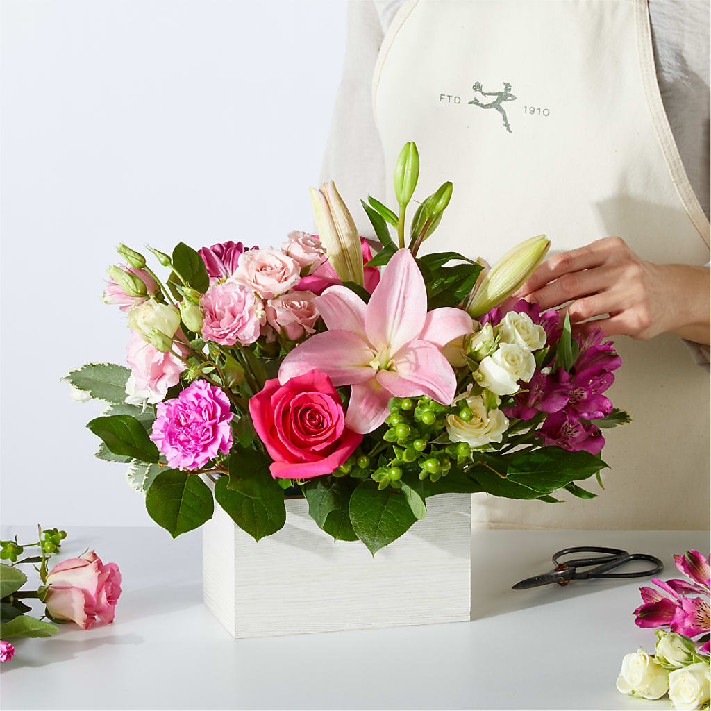 Sweetberry Box – A Florist Original – ELLIOTT'S FLORIST & GIFTS, INC., Appomattox VA