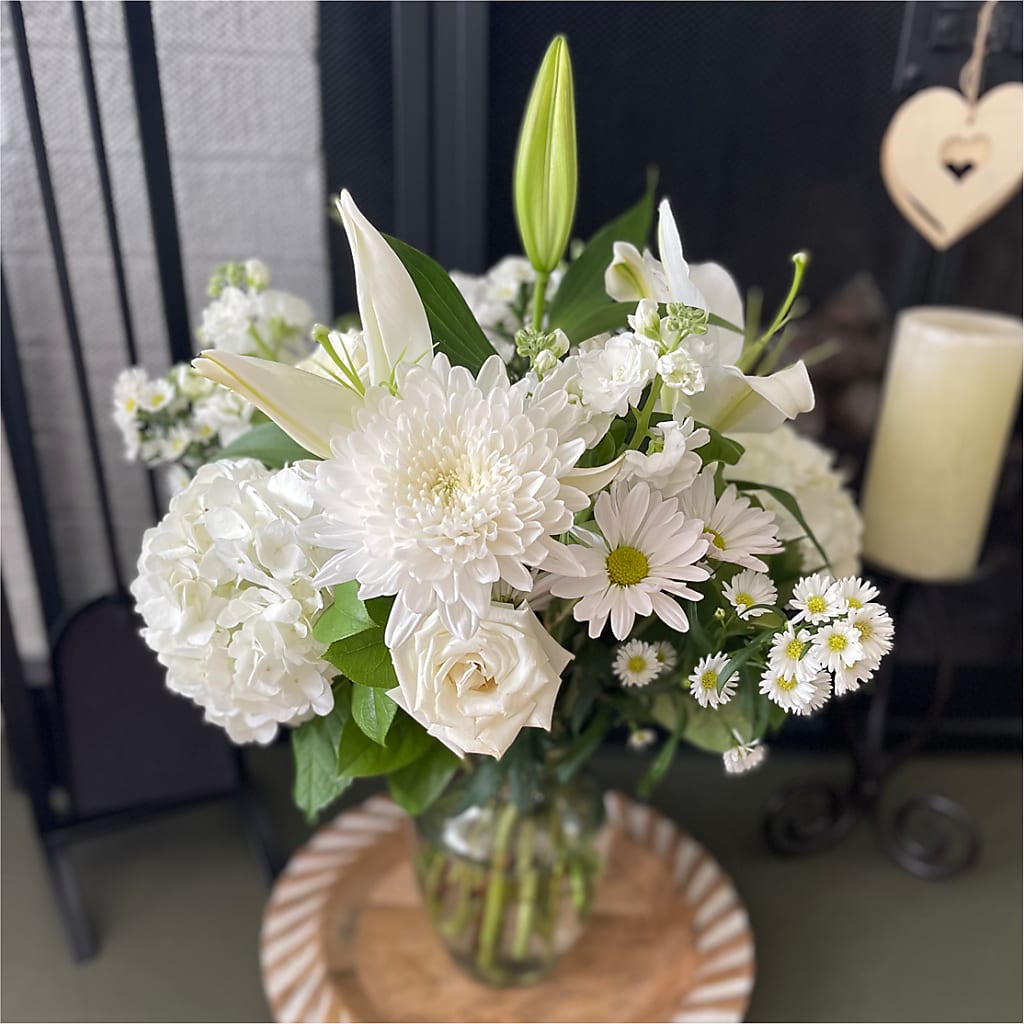 Classic Ivory – A Florist Original – ELLIOTT'S FLORIST & GIFTS, INC., Appomattox VA