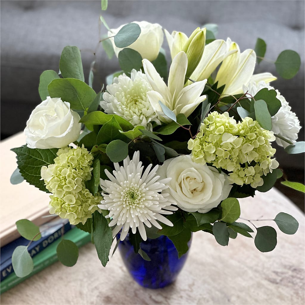 Snowy Dreams Bouquet – ELLIOTT'S FLORIST & GIFTS, INC., Appomattox VA