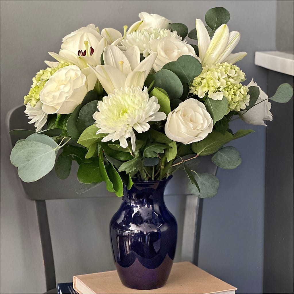 Snowy Dreams Bouquet – ELLIOTT'S FLORIST & GIFTS, INC., Appomattox VA